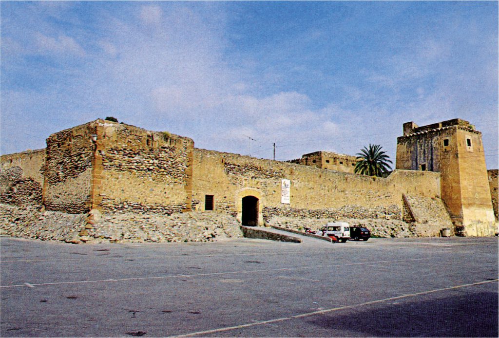 Estado exterior del castillo en el momento de su adquisición por el Ayuntamiento.