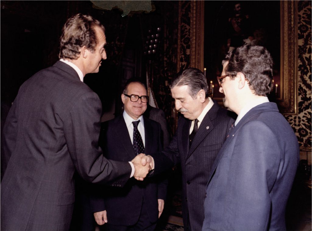 Antonio Manuel Campoy recibido por su majestad Juan Carlos I en el Palacio de Oriente, en presencia del filósofo Julián Marías