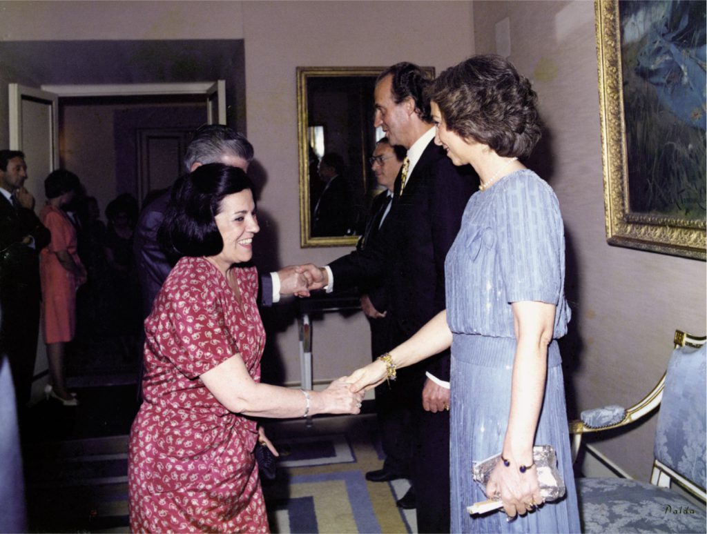 Rosa Mª Sáez Prol, saludando a sus majestades los reyes Juan Carlos I y Sofía